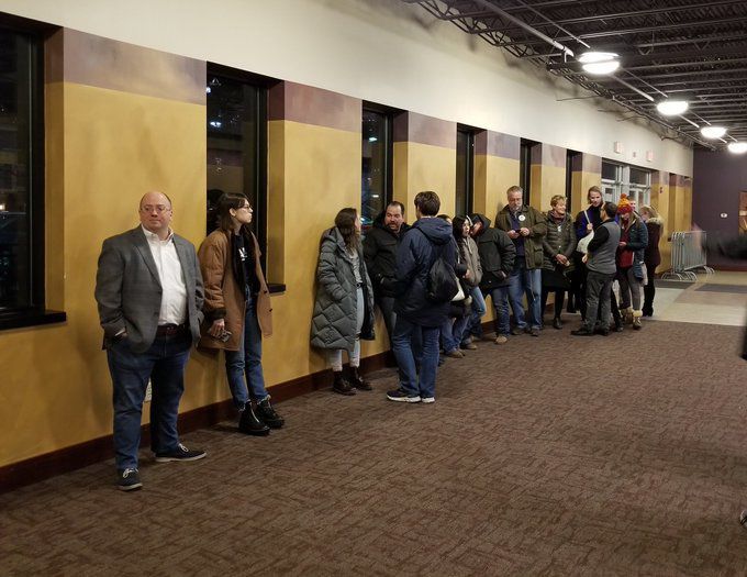 Crowd lining up for Warren